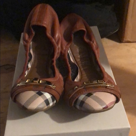 Burberry flats - Picture 1 of 4